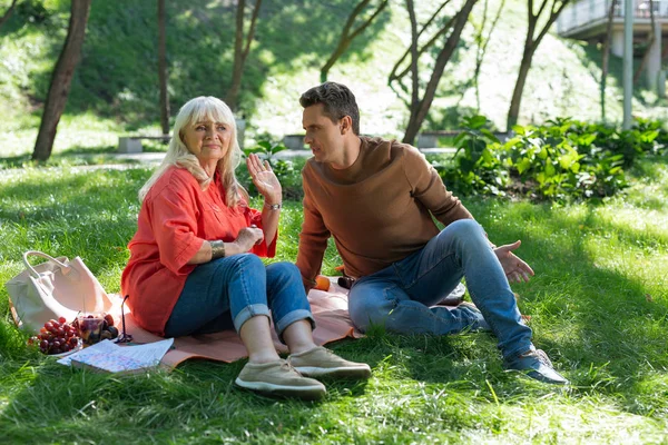 Hombre morena emocional hablando con su madre — Foto de Stock