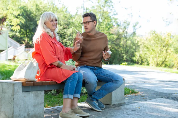 Negativo felice pensionato seduto sulla panchina — Foto Stock