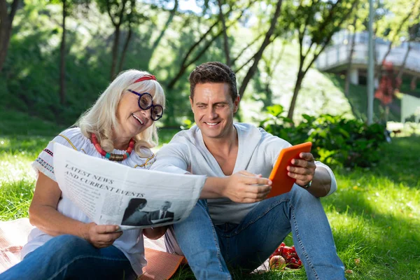 Seniorin verbringt Wochenende mit ihrem Sohn — Stockfoto