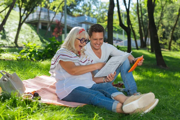 Cheerful young man listening to funny woman — Stock Photo, Image