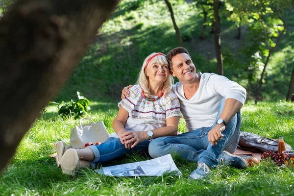 Gente positiva y encantada mirando en una dirección — Foto de Stock