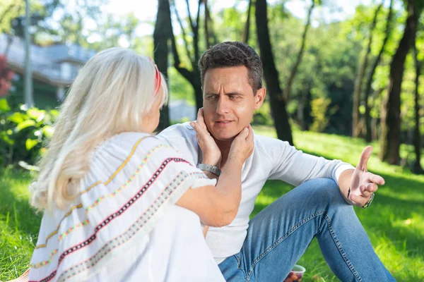 Geconcentreerde jonge man met ernstige gesprek met moeder — Stockfoto