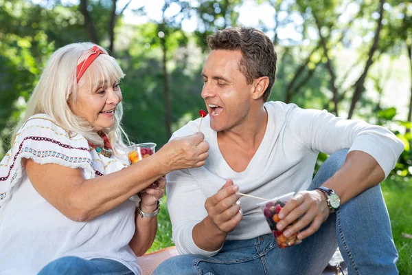 Alegre rubia hembra alimentando a su pareja — Foto de Stock