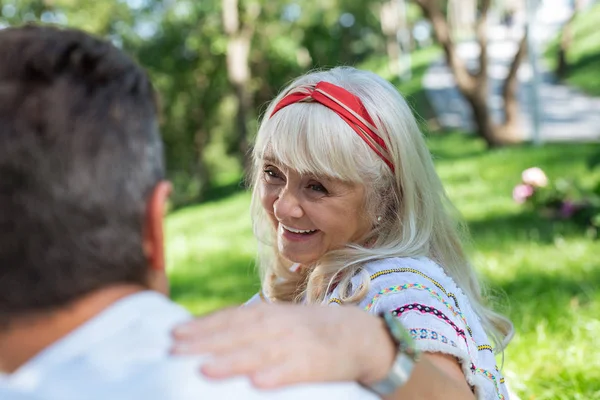 Retrato de rubia feliz que mirando a su pareja — Foto de Stock