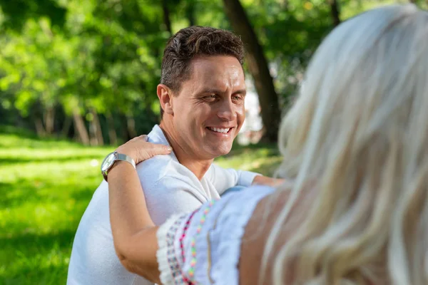 Fröhlicher junger Mann, der seiner Mutter zuhört — Stockfoto