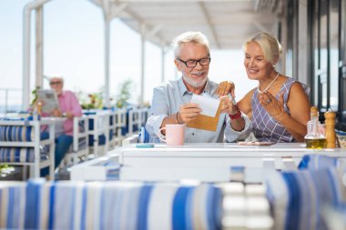 Mutlu güzel yaşlı çift menü tartışmak