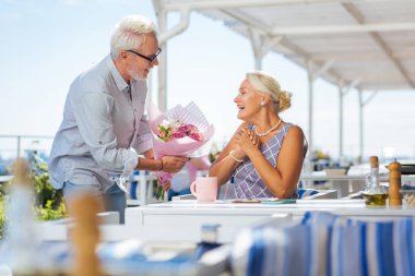 Güzel mutlu yaşlı kadın güzel bir buket alma