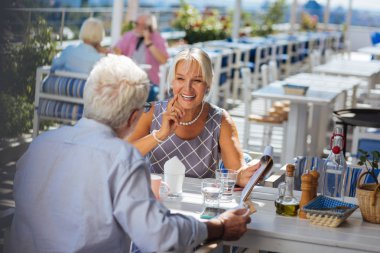 Neşeli mutlu birlikte çıkıyor kaç yaşında