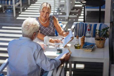 Güzel hoş yaşlı kadın yemeğin telkin