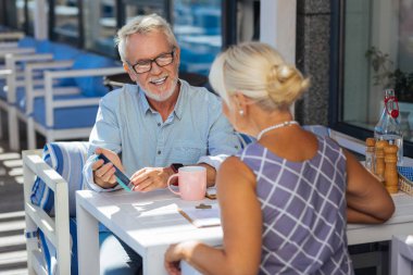 Modern teknoloji kullanan güzel neşeli yaşlı adam