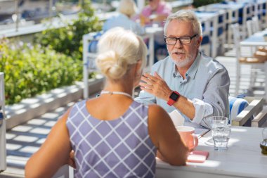 Akıllı ihtiyar bir adamın karısıyla konuşan