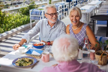 Neşeli mutlu çift arkadaşlarıyla birlikte konuşma