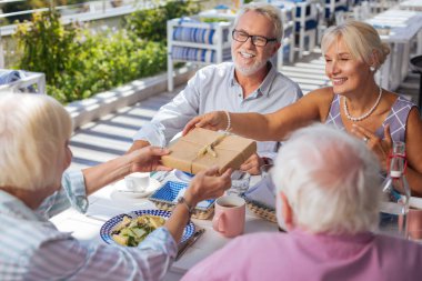 Çok güzel yaşlı kadın hediye veriyor