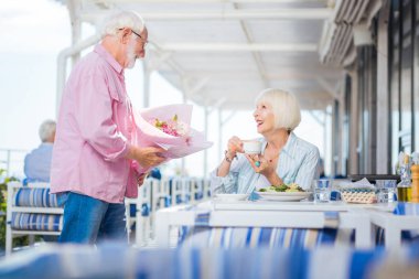 Pozitif yaşlı kadın kocasını arıyor