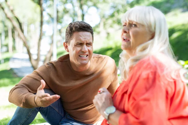 Persona masculina emocional hablando con mamá frustrada — Foto de Stock