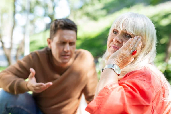 Portret van emotionele vrouw die geïrriteerd — Stockfoto