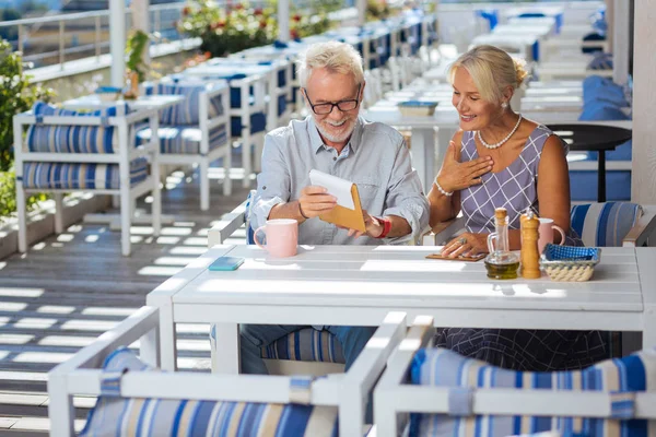 Pozitív éves pár olvasó a éttermi menü — Stock Fotó