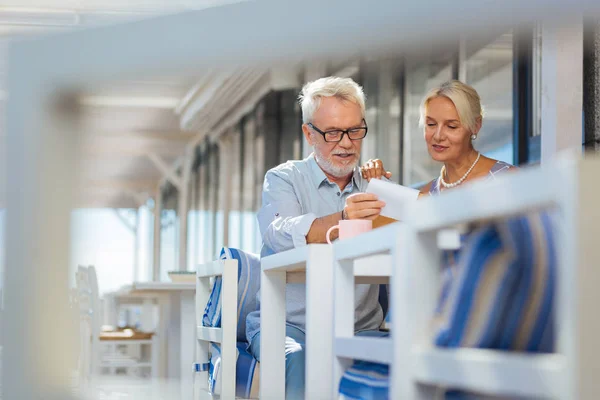 Inteligente agradable envejecido pareja saliendo juntos — Foto de Stock