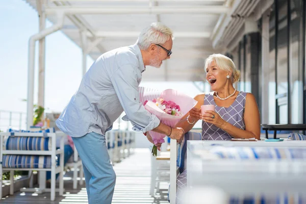 Positiva mujer emocionada recibiendo una maravillosa sorpresa — Foto de Stock