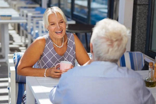 Feliz mujer encantada de estar en un estado de ánimo perfecto — Foto de Stock