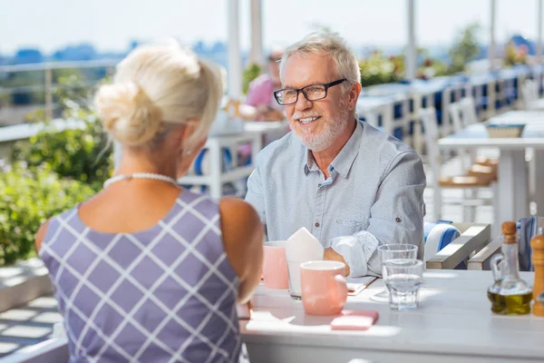 Erfreut positiver Mann genießt Zeit mit seiner Frau — Stockfoto