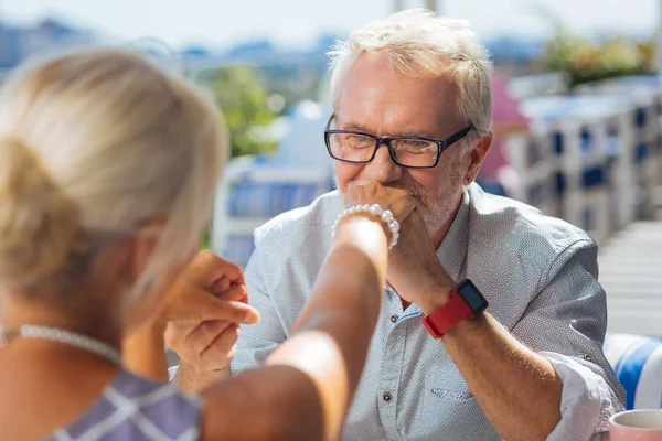 Joyful homem idoso segurando sua mão esposas — Fotografia de Stock