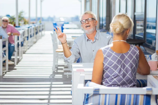 Angenehmer alter Mann bestellt zwei Gläser Wein — Stockfoto