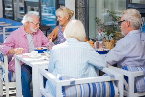Glad positiv åldern människor möte vid lunch — Stockfoto