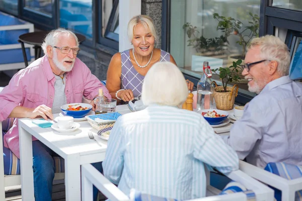 Glückliche alte Menschen entspannen zusammen im Café — Stockfoto