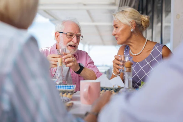 Joyeuses personnes âgées assises dans le restaurant — Photo