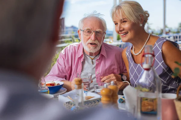 Personas mayores positivas teniendo una reunión en el restaurante — Foto de Stock