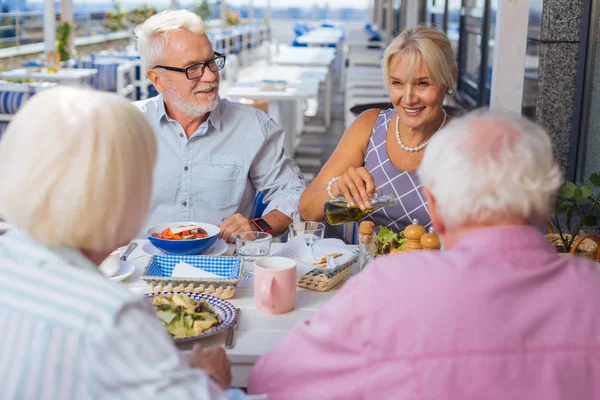 Élvezze az étkezés együtt örömmel idősek — Stock Fotó