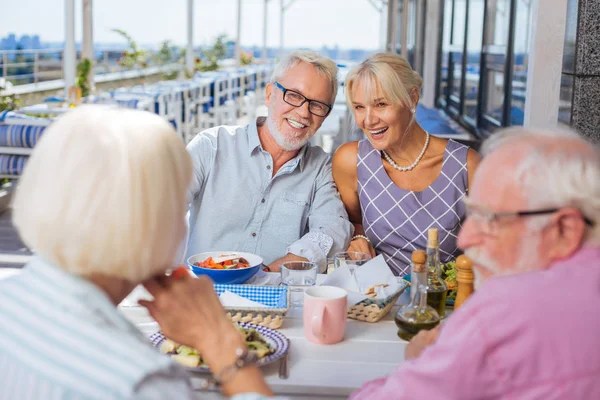 Gente positiva feliz mirando a sus amigos — Foto de Stock