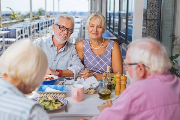 Amigos idosos agradáveis que se encontram juntos para o almoço — Fotografia de Stock