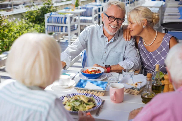 Gente alegre deleitada disfrutando de su tiempo juntos — Foto de Stock