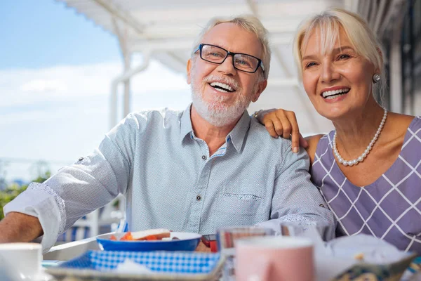 Feliz casal de idosos olhando para seus amigos — Fotografia de Stock