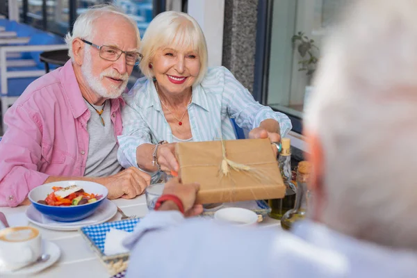 Joyful casal idoso dando um bom presente — Fotografia de Stock