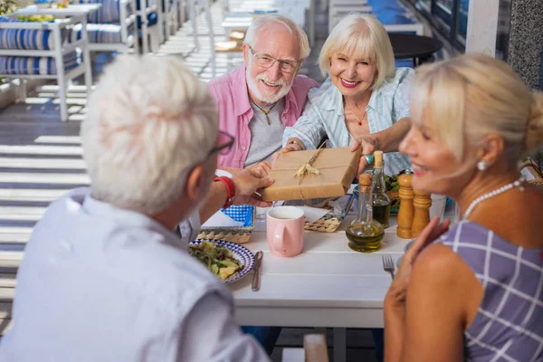 Glad positiv par tittar på sina vänner — Stockfoto