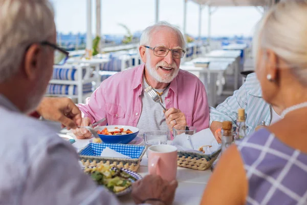 Positiv glad trevlig man äta sin måltid — Stockfoto