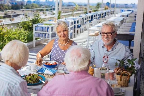 Glada år människor njuter av deras tid tillsammans — Stockfoto