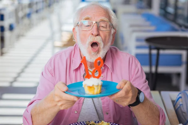 Uomo anziano deliziato in possesso di un piatto con torta — Foto Stock
