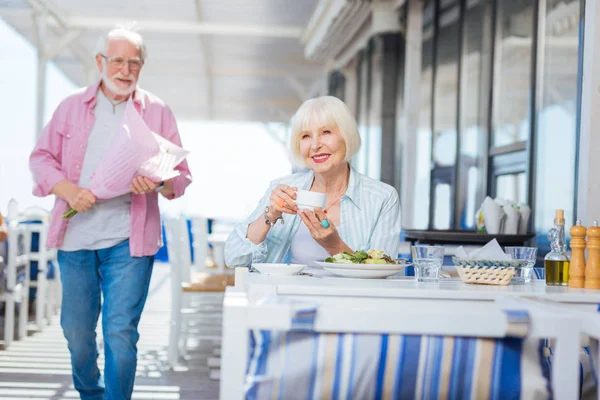 Encantada mujer anciana positiva disfrutando de su café — Foto de Stock