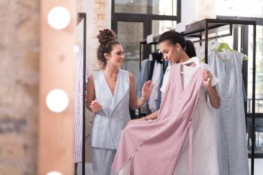 İstemci için pozitif kadın stilist render yardım