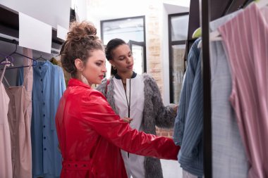 Ürün yelpazesine showroom eğitim ciddi iki arkadaş