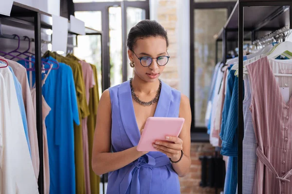 Attente verkoop assistent optimaliseren van goederen in de showroom — Stockfoto