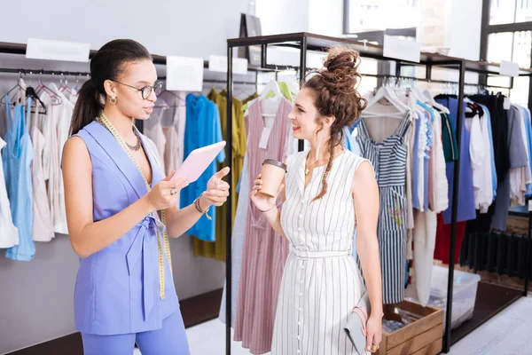 Vrolijke vrouwelijke stylist aanbeveling geven aan vrouw — Stockfoto