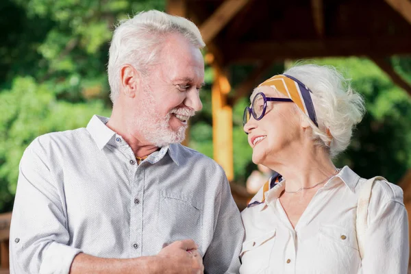 Bedårande senior människor tittar på varandra och ler — Stockfoto
