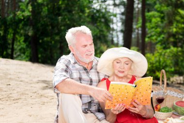 Kocası ile birlikte oturan ve okuma düşünceli emekli