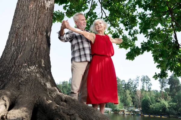 Felicidad Paz Hermosa Pareja Ancianos Positivos Teniendo Una Reunión Romántica — Foto de Stock