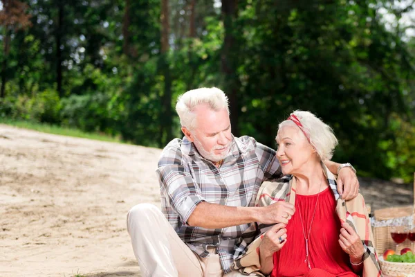 Snäll man sätter varm filt på hustrun och visar sin kärlek — Stockfoto